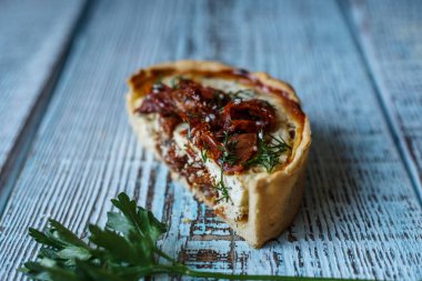 Tablo, bir yatay üstten görünüm, rustik tarzı Avustralya etli börek. Ahşap masa portre üzerinde ev yapımı Avustralya etli börek. Lezzetli bir plaka üzerinde et pastası kesti. Amerikan Tavuklu paçanga böreği masaya pişirme çanağı içinde.