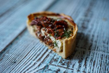 Tablo, bir yatay üstten görünüm, rustik tarzı Avustralya etli börek. Ahşap masa portre üzerinde ev yapımı Avustralya etli börek. Lezzetli bir plaka üzerinde et pastası kesti. Amerikan Tavuklu paçanga böreği masaya pişirme çanağı içinde.