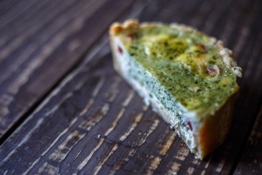 Avustralya etli börek tablo ve kırmızı biber biber yatay üstten görünüm, rustik tarzı. Ahşap masa portre üzerinde ev yapımı Avustralya etli börek. Lezzetli bir plaka üzerinde et pastası kesti. Amerikan Tavuklu paçanga böreği masaya pişirme çanağı içinde.