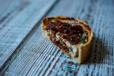 Tablo, bir yatay üstten görünüm, rustik tarzı Avustralya etli börek. Ahşap masa portre üzerinde ev yapımı Avustralya etli börek. Lezzetli bir plaka üzerinde et pastası kesti. Amerikan Tavuklu paçanga böreği masaya pişirme çanağı içinde.