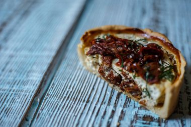 Tablo, bir yatay üstten görünüm, rustik tarzı Avustralya etli börek. Ahşap masa portre üzerinde ev yapımı Avustralya etli börek. Lezzetli bir plaka üzerinde et pastası kesti. Amerikan Tavuklu paçanga böreği masaya pişirme çanağı içinde.