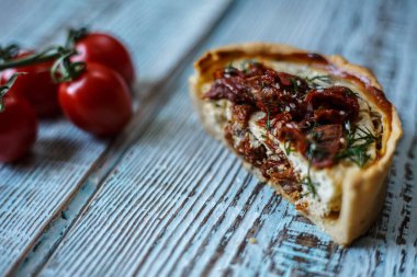 Avustralya et pasta tablo ve soğan ve avokado üzerinde yatay bir üstten görünüm, rustik tarzı. Ahşap masa portre üzerinde ev yapımı Avustralya etli börek. Lezzetli bir plaka üzerinde et pastası kesti. Amerikan Tavuklu paçanga böreği masaya pişirme çanağı içinde.