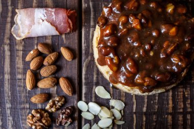 Avustralya et yatay üstten görünüm, rustik tarzı üzerinde tablo ve pastırma, fıstık, ceviz pasta. Ahşap masa portre üzerinde ev yapımı Avustralya etli börek. Lezzetli bir plaka üzerinde et pastası kesti. Amerikan Tavuklu paçanga böreği masaya pişirme çanağı içinde.