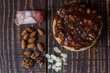 Avustralya et yatay üstten görünüm, rustik tarzı üzerinde tablo ve pastırma, fıstık, ceviz pasta. Ahşap masa portre üzerinde ev yapımı Avustralya etli börek. Lezzetli bir plaka üzerinde et pastası kesti. Amerikan Tavuklu paçanga böreği masaya pişirme çanağı içinde.