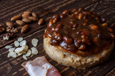 Avustralya et yatay üstten görünüm, rustik tarzı üzerinde tablo ve pastırma, fıstık, ceviz pasta. Ahşap masa portre üzerinde ev yapımı Avustralya etli börek. Lezzetli bir plaka üzerinde et pastası kesti. Amerikan Tavuklu paçanga böreği masaya pişirme çanağı içinde.