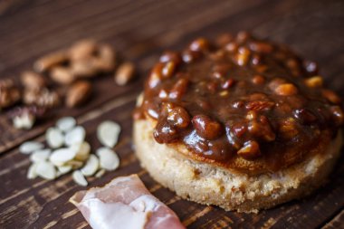 Avustralya et yatay üstten görünüm, rustik tarzı üzerinde tablo ve pastırma, fıstık, ceviz pasta. Ahşap masa portre üzerinde ev yapımı Avustralya etli börek. Lezzetli bir plaka üzerinde et pastası kesti. Amerikan Tavuklu paçanga böreği masaya pişirme çanağı içinde.