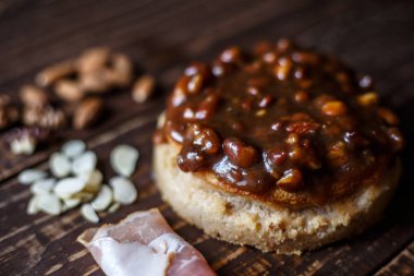 Avustralya et yatay üstten görünüm, rustik tarzı üzerinde tablo ve pastırma, fıstık, ceviz pasta. Ahşap masa portre üzerinde ev yapımı Avustralya etli börek. Lezzetli bir plaka üzerinde et pastası kesti. Amerikan Tavuklu paçanga böreği masaya pişirme çanağı içinde.