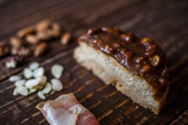Avustralya et yatay üstten görünüm, rustik tarzı üzerinde tablo ve pastırma, fıstık, ceviz pasta. Ahşap masa portre üzerinde ev yapımı Avustralya etli börek. Lezzetli bir plaka üzerinde et pastası kesti. Amerikan Tavuklu paçanga böreği masaya pişirme çanağı içinde.