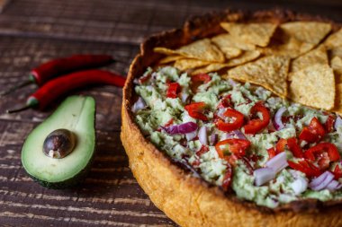 Avustralya etli börek tablo ve avokado, biber, patates bir yatay üstten görünüm, rustik tarzı. Ahşap masa portre üzerinde ev yapımı Avustralya etli börek. Lezzetli bir plaka üzerinde et pastası kesti. Amerikan Tavuklu paçanga böreği masaya pişirme çanağı içinde.