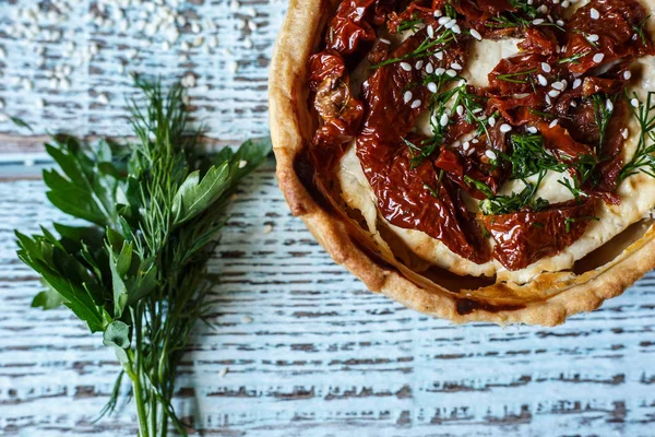 Tablo, bir yatay üstten görünüm, rustik tarzı Avustralya etli börek. Ahşap masa portre üzerinde ev yapımı Avustralya etli börek. Lezzetli bir plaka üzerinde et pastası kesti. Amerikan Tavuklu paçanga böreği masaya pişirme çanağı içinde.