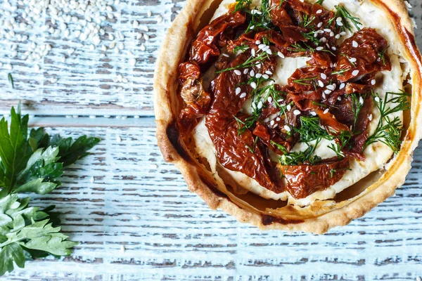 Tablo, bir yatay üstten görünüm, rustik tarzı Avustralya etli börek. Ahşap masa portre üzerinde ev yapımı Avustralya etli börek. Lezzetli bir plaka üzerinde et pastası kesti. Amerikan Tavuklu paçanga böreği masaya pişirme çanağı içinde.