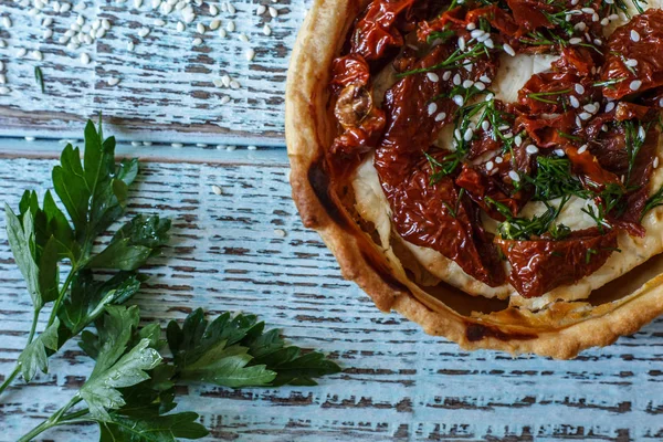 Tablo, bir yatay üstten görünüm, rustik tarzı Avustralya etli börek. Ahşap masa portre üzerinde ev yapımı Avustralya etli börek. Lezzetli bir plaka üzerinde et pastası kesti. Amerikan Tavuklu paçanga böreği masaya pişirme çanağı içinde.