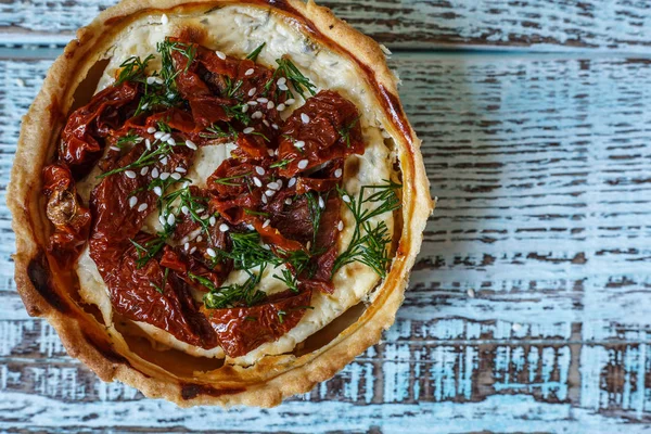 Tablo, bir yatay üstten görünüm, rustik tarzı Avustralya etli börek. Ahşap masa portre üzerinde ev yapımı Avustralya etli börek. Lezzetli bir plaka üzerinde et pastası kesti. Amerikan Tavuklu paçanga böreği masaya pişirme çanağı içinde.