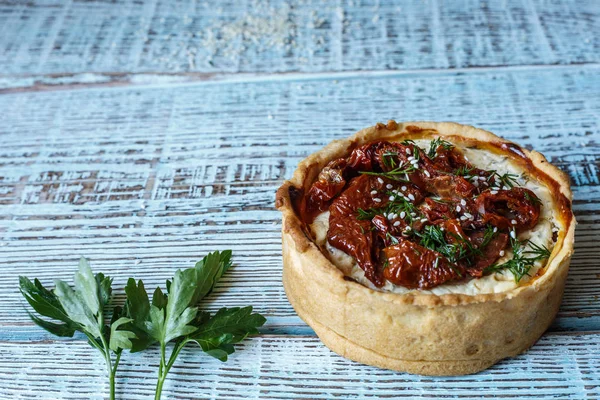 Tablo, bir yatay üstten görünüm, rustik tarzı Avustralya etli börek. Ahşap masa portre üzerinde ev yapımı Avustralya etli börek. Lezzetli bir plaka üzerinde et pastası kesti. Amerikan Tavuklu paçanga böreği masaya pişirme çanağı içinde.