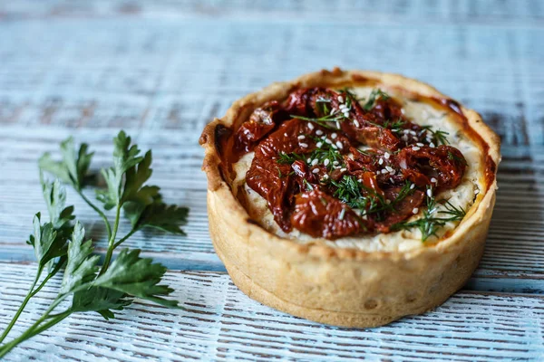 Tablo, bir yatay üstten görünüm, rustik tarzı Avustralya etli börek. Ahşap masa portre üzerinde ev yapımı Avustralya etli börek. Lezzetli bir plaka üzerinde et pastası kesti. Amerikan Tavuklu paçanga böreği masaya pişirme çanağı içinde.