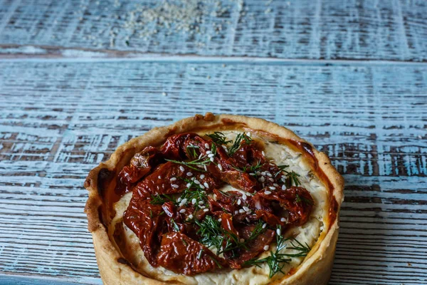 Tablo, bir yatay üstten görünüm, rustik tarzı Avustralya etli börek. Ahşap masa portre üzerinde ev yapımı Avustralya etli börek. Lezzetli bir plaka üzerinde et pastası kesti. Amerikan Tavuklu paçanga böreği masaya pişirme çanağı içinde.