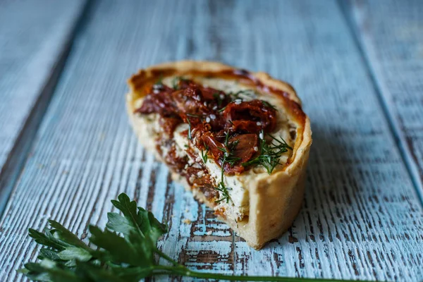 Tablo, bir yatay üstten görünüm, rustik tarzı Avustralya etli börek. Ahşap masa portre üzerinde ev yapımı Avustralya etli börek. Lezzetli bir plaka üzerinde et pastası kesti. Amerikan Tavuklu paçanga böreği masaya pişirme çanağı içinde.