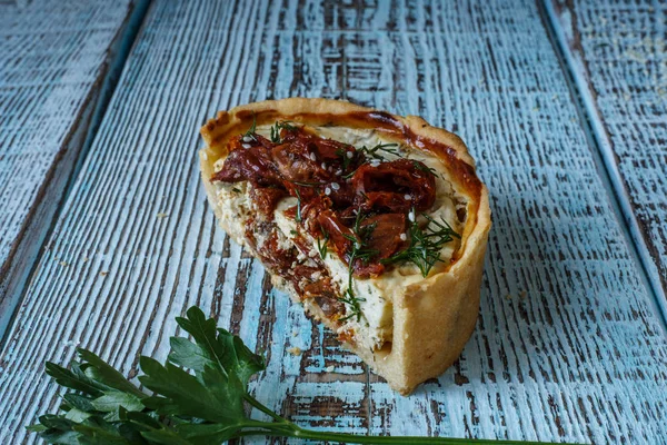 Tablo, bir yatay üstten görünüm, rustik tarzı Avustralya etli börek. Ahşap masa portre üzerinde ev yapımı Avustralya etli börek. Lezzetli bir plaka üzerinde et pastası kesti. Amerikan Tavuklu paçanga böreği masaya pişirme çanağı içinde.