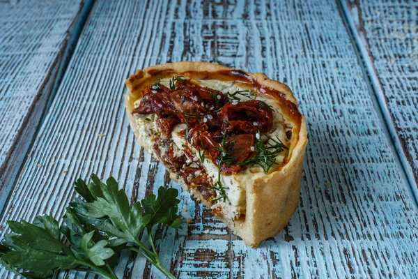 Tablo, bir yatay üstten görünüm, rustik tarzı Avustralya etli börek. Ahşap masa portre üzerinde ev yapımı Avustralya etli börek. Lezzetli bir plaka üzerinde et pastası kesti. Amerikan Tavuklu paçanga böreği masaya pişirme çanağı içinde.