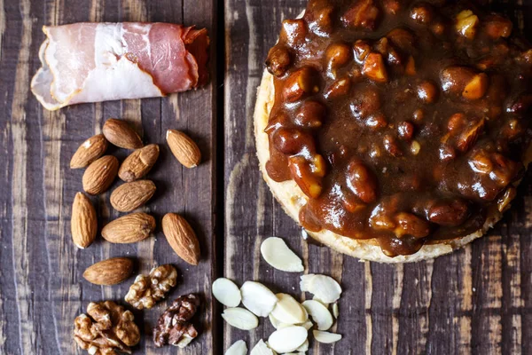 Avustralya et yatay üstten görünüm, rustik tarzı üzerinde tablo ve pastırma, fıstık, ceviz pasta. Ahşap masa portre üzerinde ev yapımı Avustralya etli börek. Lezzetli bir plaka üzerinde et pastası kesti. Amerikan Tavuklu paçanga böreği masaya pişirme çanağı içinde.