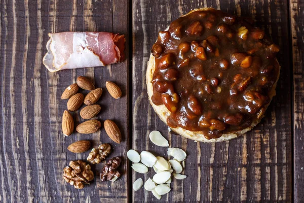 Avustralya et yatay üstten görünüm, rustik tarzı üzerinde tablo ve pastırma, fıstık, ceviz pasta. Ahşap masa portre üzerinde ev yapımı Avustralya etli börek. Lezzetli bir plaka üzerinde et pastası kesti. Amerikan Tavuklu paçanga böreği masaya pişirme çanağı içinde.