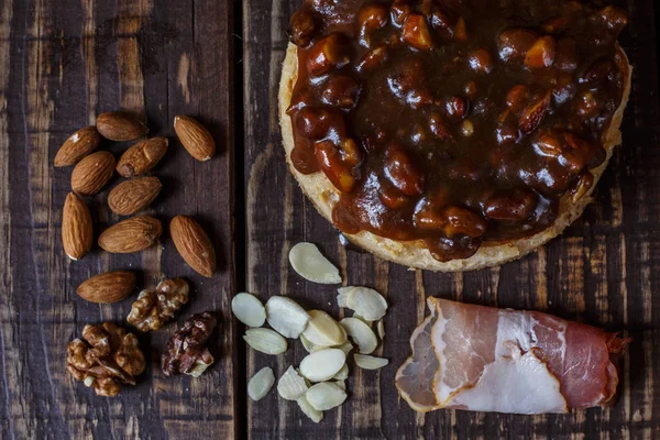 Avustralya et yatay üstten görünüm, rustik tarzı üzerinde tablo ve pastırma, fıstık, ceviz pasta. Ahşap masa portre üzerinde ev yapımı Avustralya etli börek. Lezzetli bir plaka üzerinde et pastası kesti. Amerikan Tavuklu paçanga böreği masaya pişirme çanağı içinde.
