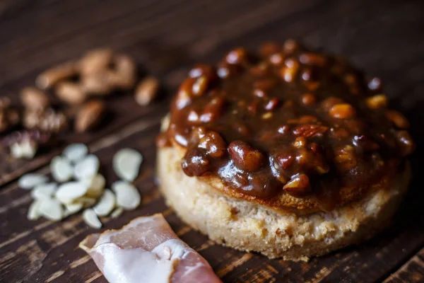 Avustralya et yatay üstten görünüm, rustik tarzı üzerinde tablo ve pastırma, fıstık, ceviz pasta. Ahşap masa portre üzerinde ev yapımı Avustralya etli börek. Lezzetli bir plaka üzerinde et pastası kesti. Amerikan Tavuklu paçanga böreği masaya pişirme çanağı içinde.