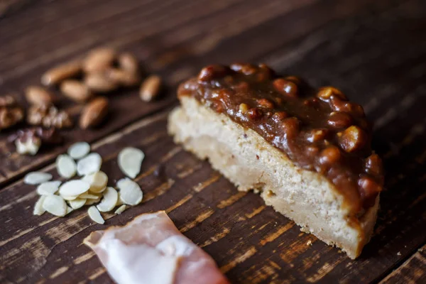Avustralya et yatay üstten görünüm, rustik tarzı üzerinde tablo ve pastırma, fıstık, ceviz pasta. Ahşap masa portre üzerinde ev yapımı Avustralya etli börek. Lezzetli bir plaka üzerinde et pastası kesti. Amerikan Tavuklu paçanga böreği masaya pişirme çanağı içinde.