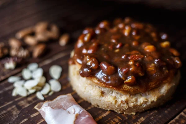 Avustralya et yatay üstten görünüm, rustik tarzı üzerinde tablo ve pastırma, fıstık, ceviz pasta. Ahşap masa portre üzerinde ev yapımı Avustralya etli börek. Lezzetli bir plaka üzerinde et pastası kesti. Amerikan Tavuklu paçanga böreği masaya pişirme çanağı içinde.