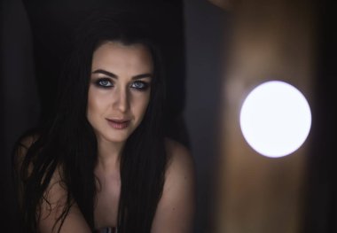 Yaratıcı portre Studio modeli. Stüdyo arka plan üzerinde izole çanta tutan genç kadın alışveriş. Moda ve satış seviyorum. siyah lüks glamour kız elbise, çanta ve hediyeler ile alışveriş.