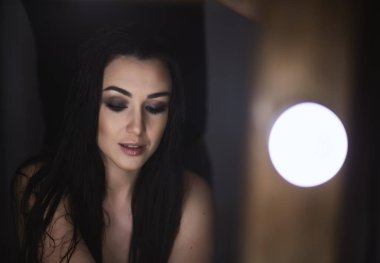 Yaratıcı portre Studio modeli. Stüdyo arka plan üzerinde izole çanta tutan genç kadın alışveriş. Moda ve satış seviyorum. siyah lüks glamour kız elbise, çanta ve hediyeler ile alışveriş.