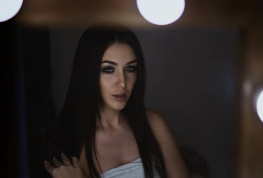 Yaratıcı portre Studio modeli. Stüdyo arka plan üzerinde izole çanta tutan genç kadın alışveriş. Moda ve satış seviyorum. siyah lüks glamour kız elbise, çanta ve hediyeler ile alışveriş.