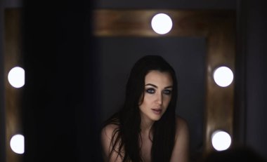 Yaratıcı portre Studio modeli. Stüdyo arka plan üzerinde izole çanta tutan genç kadın alışveriş. Moda ve satış seviyorum. siyah lüks glamour kız elbise, çanta ve hediyeler ile alışveriş.