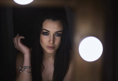 Yaratıcı portre Studio modeli. Stüdyo arka plan üzerinde izole çanta tutan genç kadın alışveriş. Moda ve satış seviyorum. siyah lüks glamour kız elbise, çanta ve hediyeler ile alışveriş.