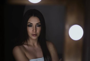 Yaratıcı portre Studio modeli. Stüdyo arka plan üzerinde izole çanta tutan genç kadın alışveriş. Moda ve satış seviyorum. siyah lüks glamour kız elbise, çanta ve hediyeler ile alışveriş.