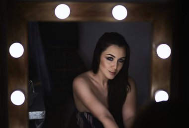 Yaratıcı portre Studio modeli. Stüdyo arka plan üzerinde izole çanta tutan genç kadın alışveriş. Moda ve satış seviyorum. siyah lüks glamour kız elbise, çanta ve hediyeler ile alışveriş.