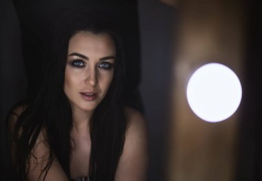 Yaratıcı portre Studio modeli. Stüdyo arka plan üzerinde izole çanta tutan genç kadın alışveriş. Moda ve satış seviyorum. siyah lüks glamour kız elbise, çanta ve hediyeler ile alışveriş.