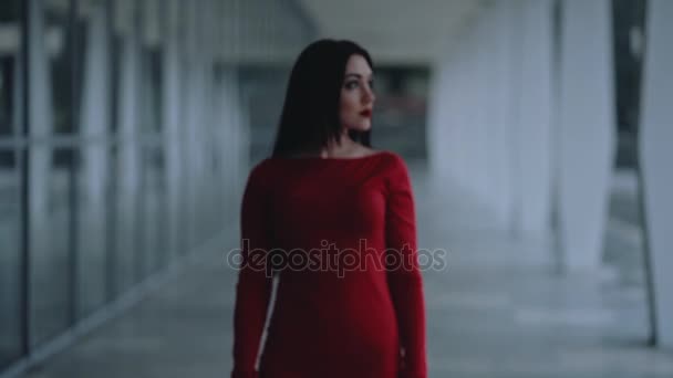 Hermosa Chica Con Vestido Rojo Mujer Joven Con Vestido Rojo — Vídeos de Stock