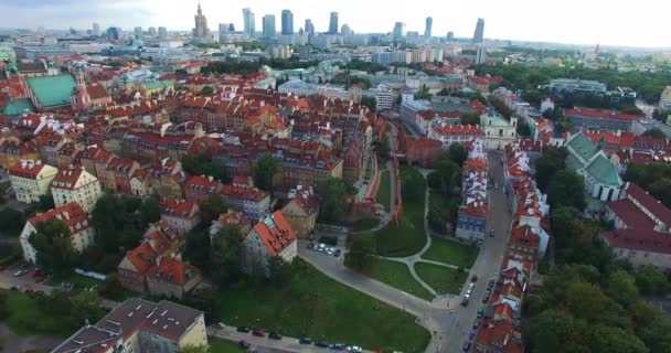 夏の日の ポーランドの古い町ワルシャワのパノラマ風景 航空写真ビュー — ストック動画