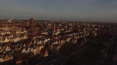 Old Town Gdansk, katedral Kulesi, Polonya Hava görünümünü. Eski şehirde Cityscape hava görünümüyle saint Marys kiliseyle günbatımı Gdansk, Polonya