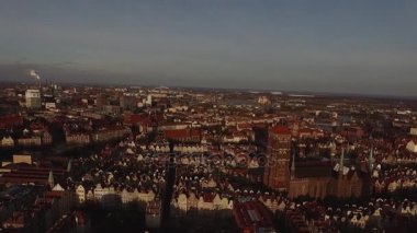Old Town Gdansk, katedral Kulesi, Polonya Hava görünümünü. Eski şehirde Cityscape hava görünümüyle saint Marys kiliseyle günbatımı Gdansk, Polonya