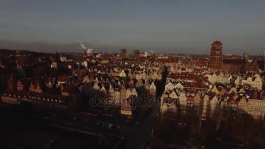 Old Town Gdansk, katedral Kulesi, Polonya Hava görünümünü. Eski şehirde Cityscape hava görünümüyle saint Marys kiliseyle günbatımı Gdansk, Polonya