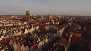 Old Town Gdansk, katedral Kulesi, Polonya Hava görünümünü. Eski şehirde Cityscape hava görünümüyle saint Marys kiliseyle günbatımı Gdansk, Polonya