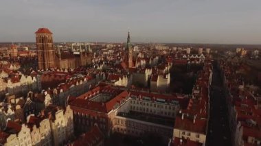 Old Town Gdansk, katedral Kulesi, Polonya Hava görünümünü. Eski şehirde Cityscape hava görünümüyle saint Marys kiliseyle günbatımı Gdansk, Polonya