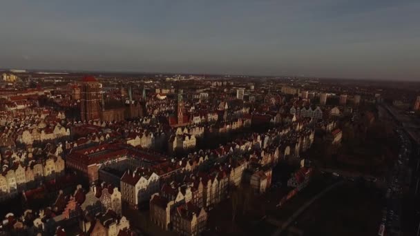グダンスク ポーランド聖堂の塔から空撮の旧市街 ポーランド グダンスクの夕日に聖メリーズ教会と旧市街の街並み空中写真 — ストック動画