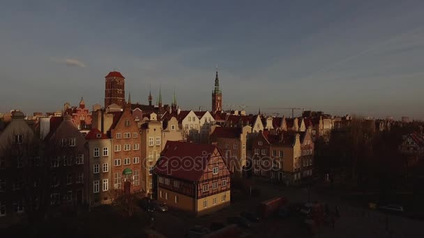 グダンスク ポーランド聖堂の塔から空撮の旧市街 ポーランド グダンスクの夕日に聖メリーズ教会と旧市街の街並み空中写真 — ストック動画
