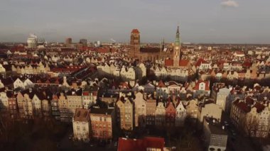 Old Town Gdansk, katedral Kulesi, Polonya Hava görünümünü. Eski şehirde Cityscape hava görünümüyle saint Marys kiliseyle günbatımı Gdansk, Polonya