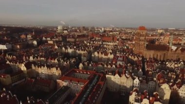 Old Town Gdansk, katedral Kulesi, Polonya Hava görünümünü. Eski şehirde Cityscape hava görünümüyle saint Marys kiliseyle günbatımı Gdansk, Polonya