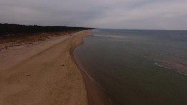 Polonya Baltık Denizi. Kuşlar görüntüleyin. Kumsalda - Polonya, Rewal, Baltık Denizi görüntüleyin. Hava.