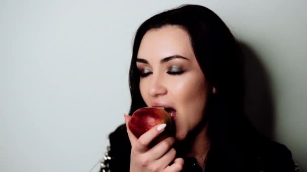 暗い中の髪を持つ美しいセクシーな少女は 裸の肩と首 味を楽しむための大きな赤いリンゴを保持 ダイエット 健康な食べること 有機食品 感じ誘惑 撮影したビデオ — ストック動画